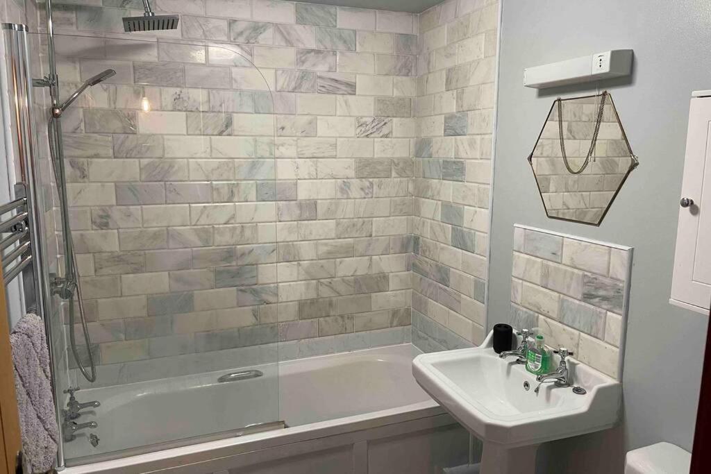 Cottage With Hot Tub In Pembrokeshire Haverfordwest Exteriör bild